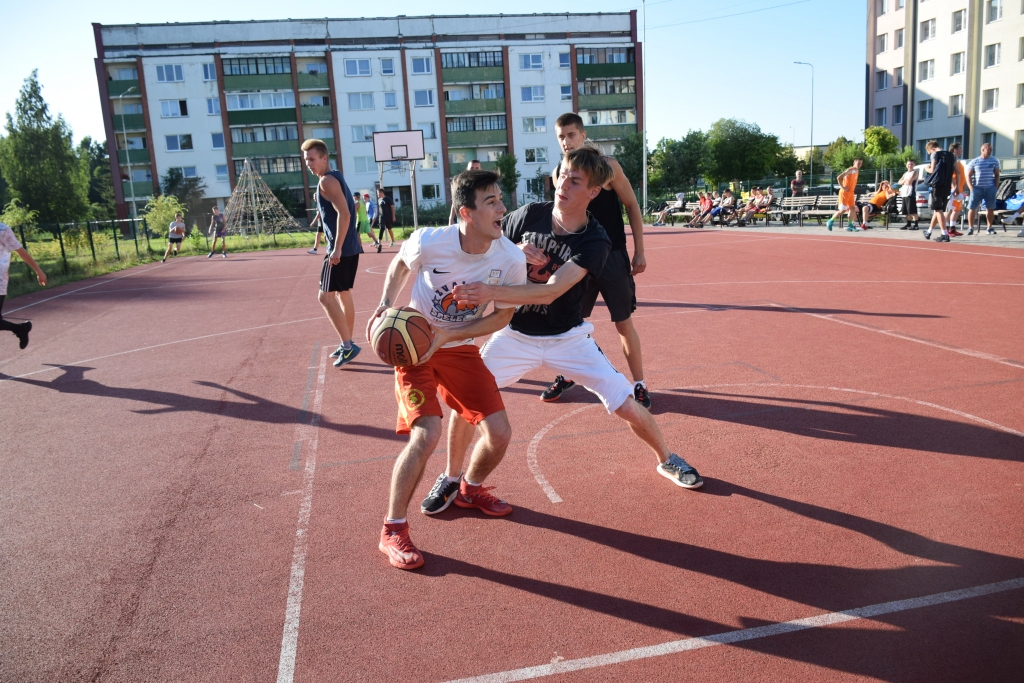 Solis tuvāk finālam. Vissīvākā cīņa noris pieaugušo grupā — par godalgotām vietām cīnās septiņas komandas, līderpozīcijas saglabā Kokneses strītbolisti.
Autors: Viesturs Kaktiņš