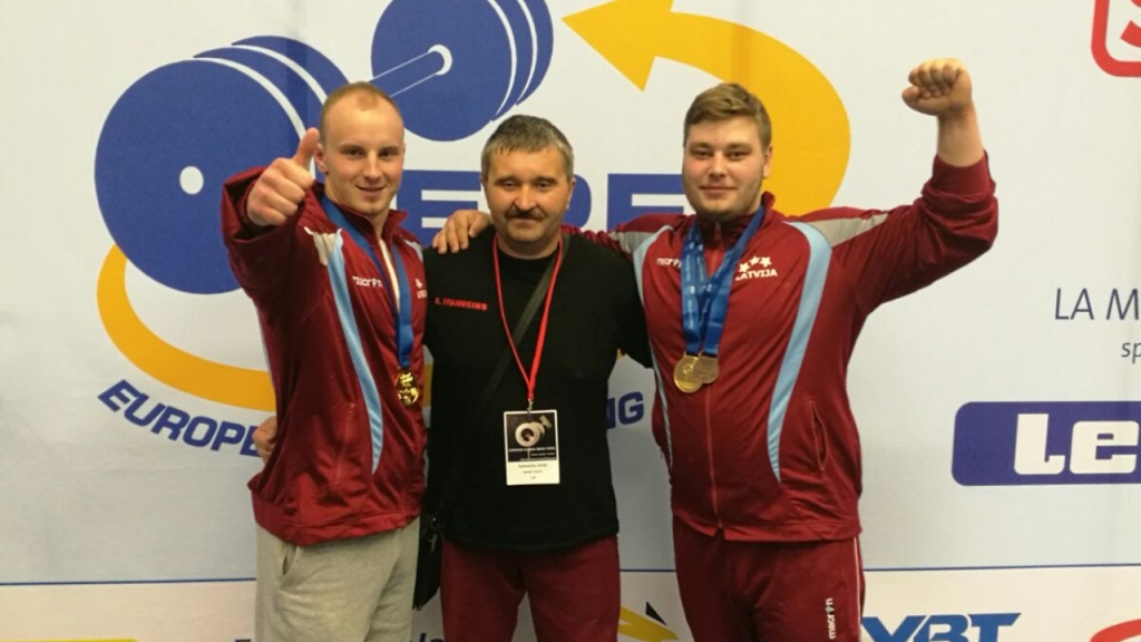 UZVARA! Sergejs Timofejevs (no kreisās) un  Oļegs Kudrjavcevs (no labās)  kopā ar treneri Juriju Ivaņušinu pēc veiksmīgā starta.
Autors: Latvijas Pauerliftinga federācija