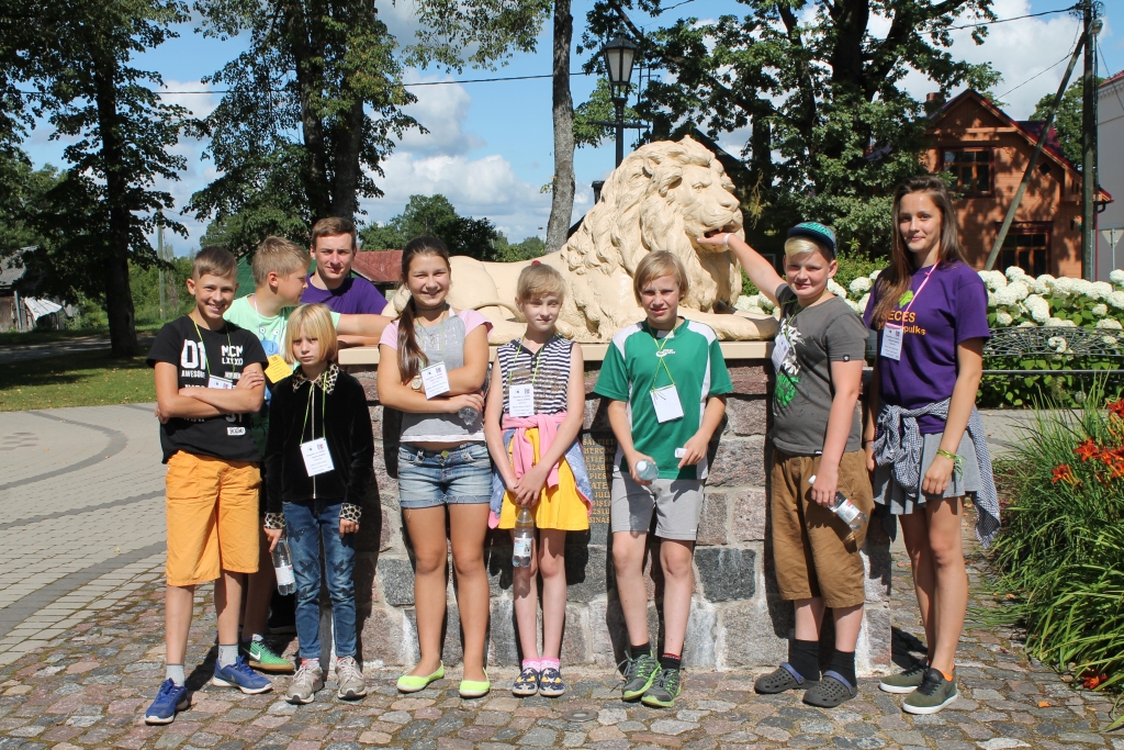 EKSKURSIJA uz Jaunjelgavu nebūtu īsta bez bildes pie lauvas Vecpilsētas parkā.