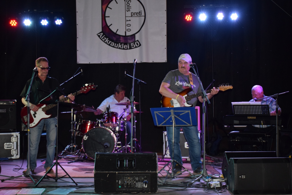 Atkal kopā un uz skatuves. Grupa “Aizkraukles VIA” pēdējos gados biežāk dzirdama privātos pasākumos.