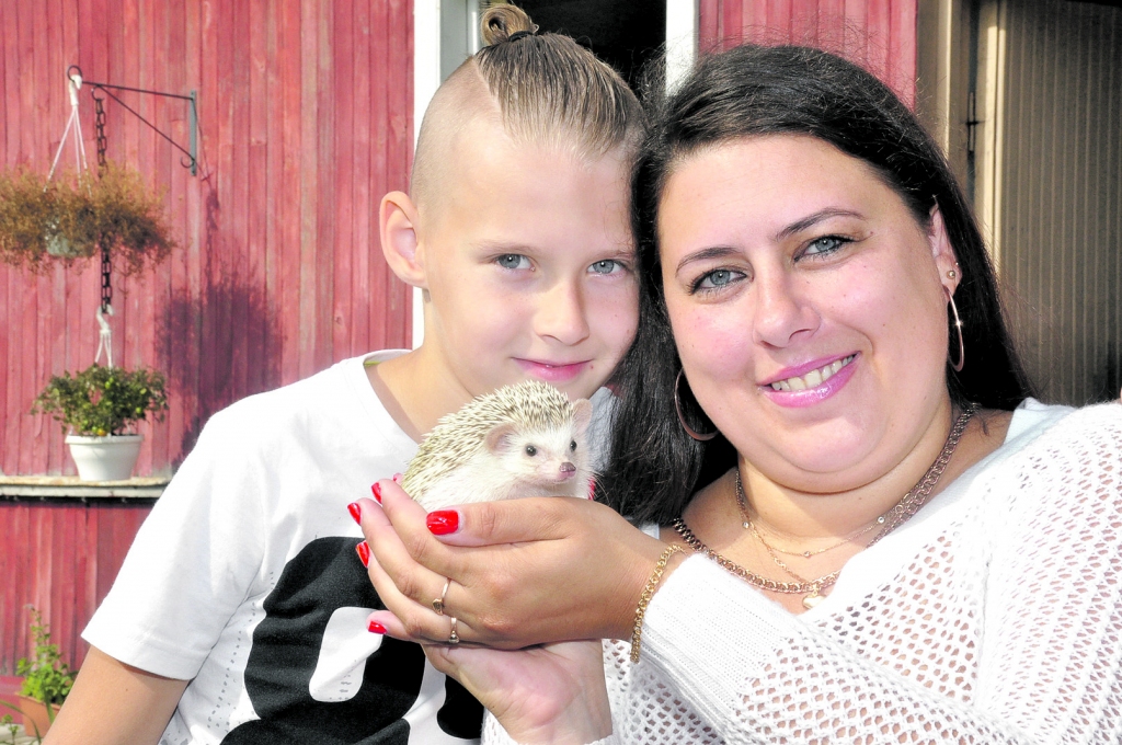 JANITA LASMANE ar dēlu Valteru un Āfrikas pundurežu meiteni Sisi. Ģimene ir viena no retajiem Latvijā, kurā mīt šis ekskluzīvais mājdzīvnieks.