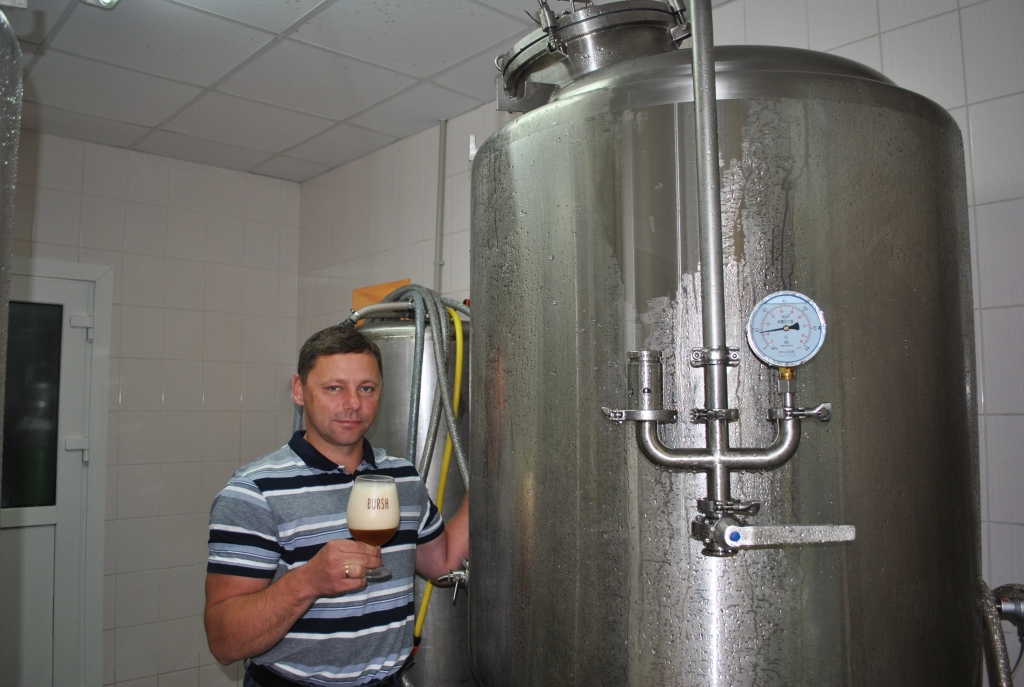 LABS! Jauni uzlabojumi veikti SIA “Ecos” alus darītavā “Burši” Aiviekstes pagastā. Jaunās iekārtas un alu vērtē uzņēmuma vadītājs Mārtiņš Daģis.
Autors: Sandra Pumpure