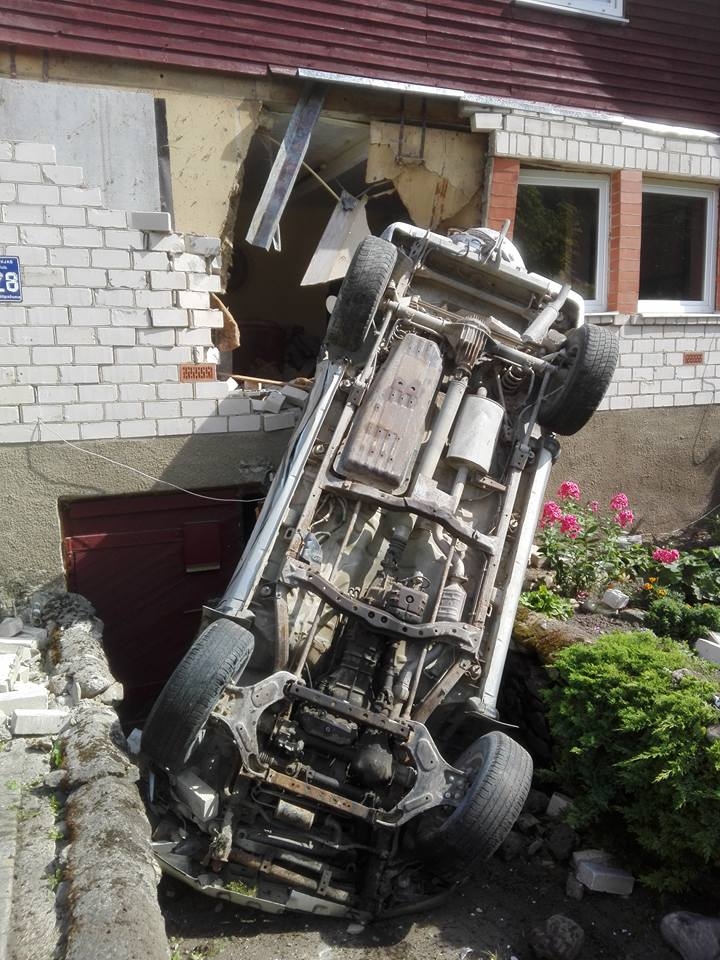 SIENĀ CAURUMS. Automašīnas Opel Frontera vadītājs ar savu spēkratu ietriecās Līvānu tipa mājā, kas apmūrēta ar ķieģeļiem, izsitot sienā caurumu. Automašīnas priekšējā daļa nokritusi pie garāžas durvīm.
Autors: Edvīns Celmiņš