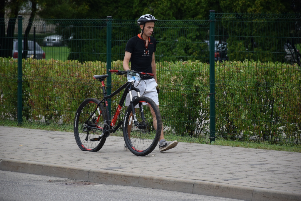 Gadās arī tā. Aizkrauklietim Artūram Bajinskim sacensības beidzās kad, braucot uz apmales, pārsprāga aizmugurējā riepa. Viņš nebija vienīgais, kuru piemeklēja šāda liksta.
Autors: Viesturs Kaktiņš