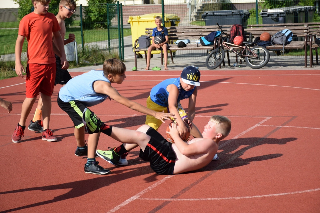 Cīņa par bumbu. Turnīra jaunākie dalībnieki, spēlētāji vecumā līdz 12 gadiem, patīkami pārsteidz ar savu sniegumu. Strītbola čempionāts ir vēl viens treniņš pirms jaunās basketbola sezonas.
Autors: Viesturs Kaktiņš