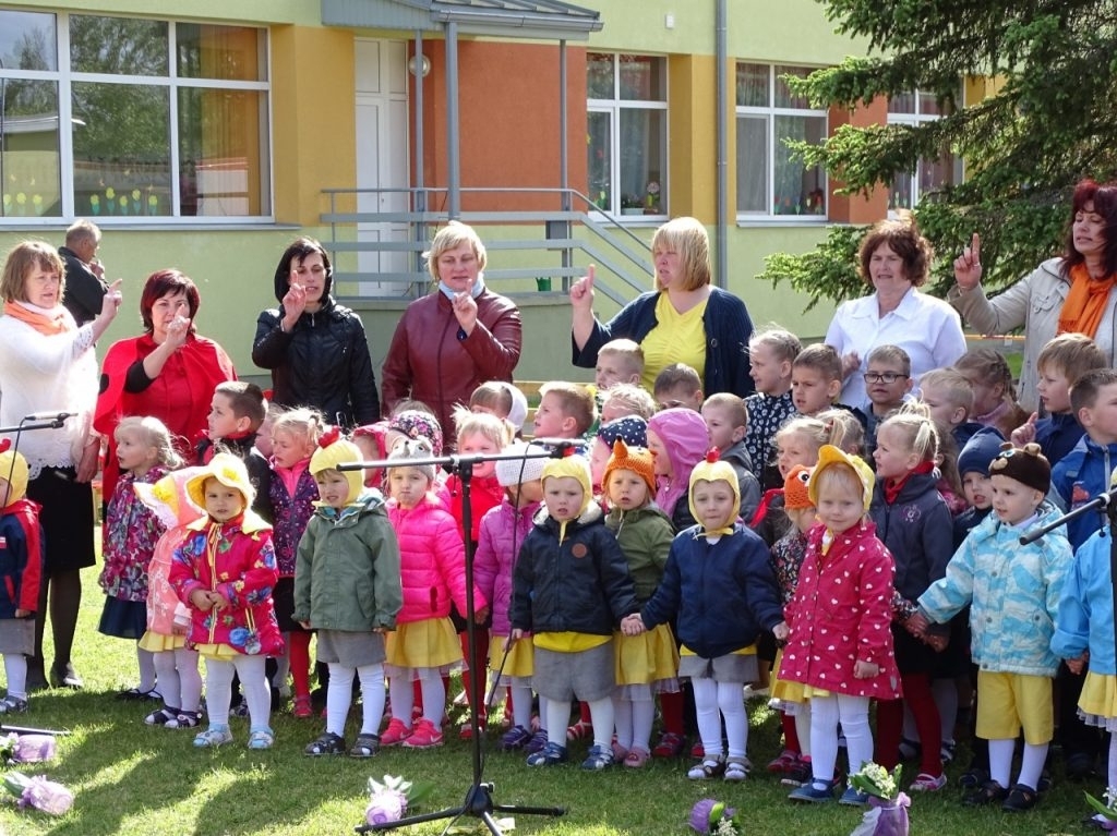 JUBILEJAS SVINĪBAS. “Sprīdītis” 35 gadu jubilejai veltītā koncertā šogad jūnijā. Jubilejas gadu svinot, visu mācību gadu iestādē norisinās dažādi svētku pasākumi.
Autors: Kitija Boļšakova