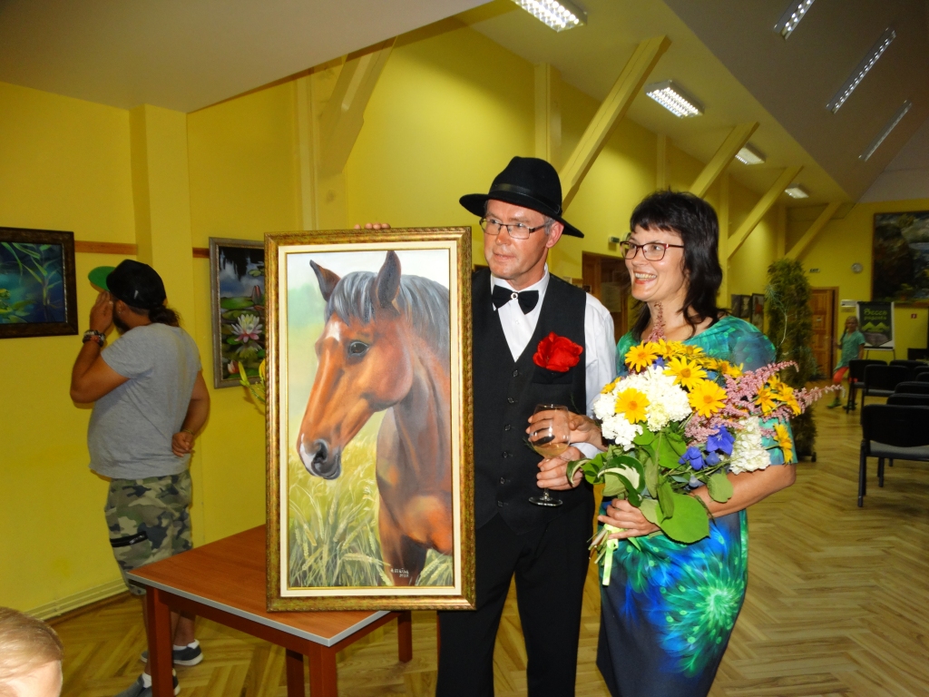 GLEZNO AR PRIEKU. Astrīda Mencendorfa vislabprātāk glezno zirgus, un tie skatāmi arī viņas jaunākajos darbos. Izstādes 
atklāšanā ar vīru Arni Mencendorfu.
Autors: Elita Brovacka