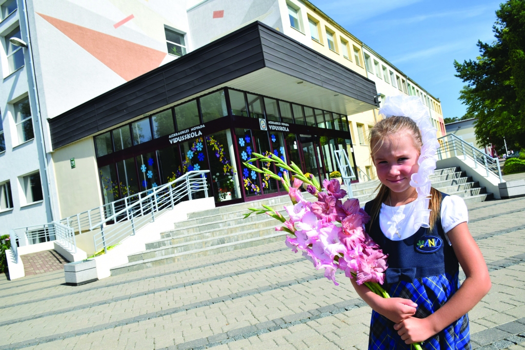Pirmklasniece. Aizkraukliete Adriāna Ozola ar nepacietību gaida, kad sāksies skolas gaitas. Viņa ir viena no 68 pirmklasniekiem Aizkraukles novada vidusskolā. Šogad šajā mācību iestādē pirmklasniekiem ieviestas arī formas.