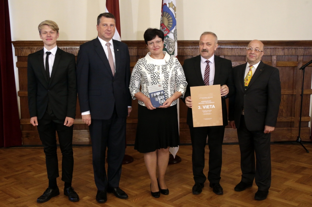“Zvaigžņu skolas komanda”. Aizkraukles novada vidusskolas 10. klases skolēns Kristers Kokars (no kreisās), Valsts prezidents Raimonds Vējonis, skolotāja Ludmila Belogrudova un skolas direktors Aldis Labinskis 
A. Kronvalda balvas pasniegšanas pasākumā Rīgas pilī.
Autors: no Valsts prezidenta kancelejas