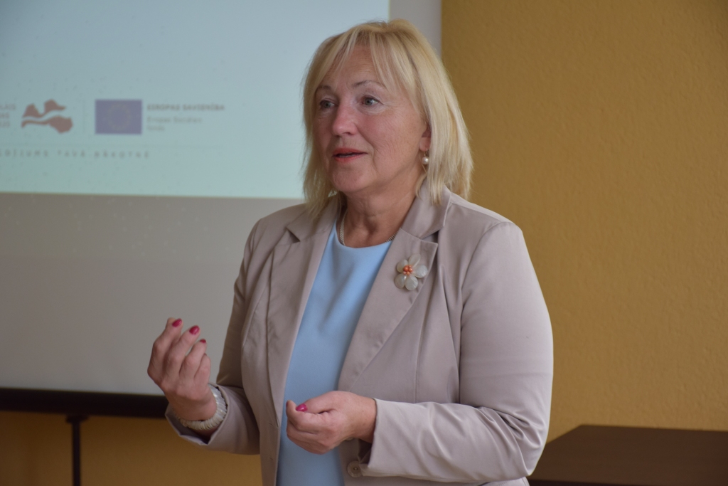 Lai neiedotu nulli. “Kāds ir vecāku uzdevums? Tas pirmām kārtām ir rādīt labu piemēru ar savu rīcību. Bērniem iedosim nulli, komats, nulli, ja nebūs laba piemēra,” saka pirmsskolas eksperte Agrita Miesniece.
Autors: Guna Mikasenoka