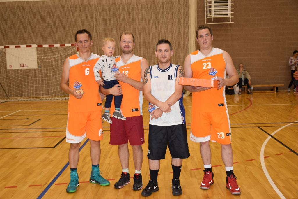 Lūk, tā jāspēlē! Vienība “ASV” regulāro čempionātu beidza, esot otrajā vietā, taču nozīmīgākajā turnīra spēlē par zeltu cīnījās līdz galam un ieguva uzvaru. No labās Kristaps Škutāns, Māris Hauks,
 Jānis Tomaševskis un Jānis Duberis.
Autors: Viesturs Kaktiņš