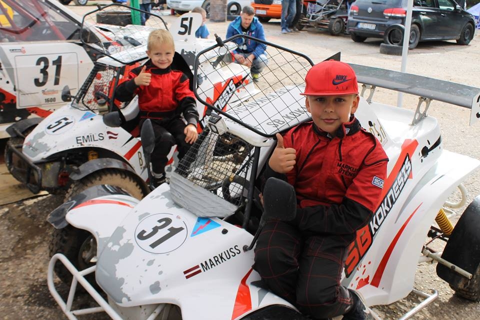 Jaunākie SB “Koknesis” autosportistu komandas braucēji — Emīls Mirošņiks (no kreisās) un Markuss Ūtēns, kas startēja mini bagiju grupā, braši turējās visu šo sezonu.
Autors: no SB “Koknesis”