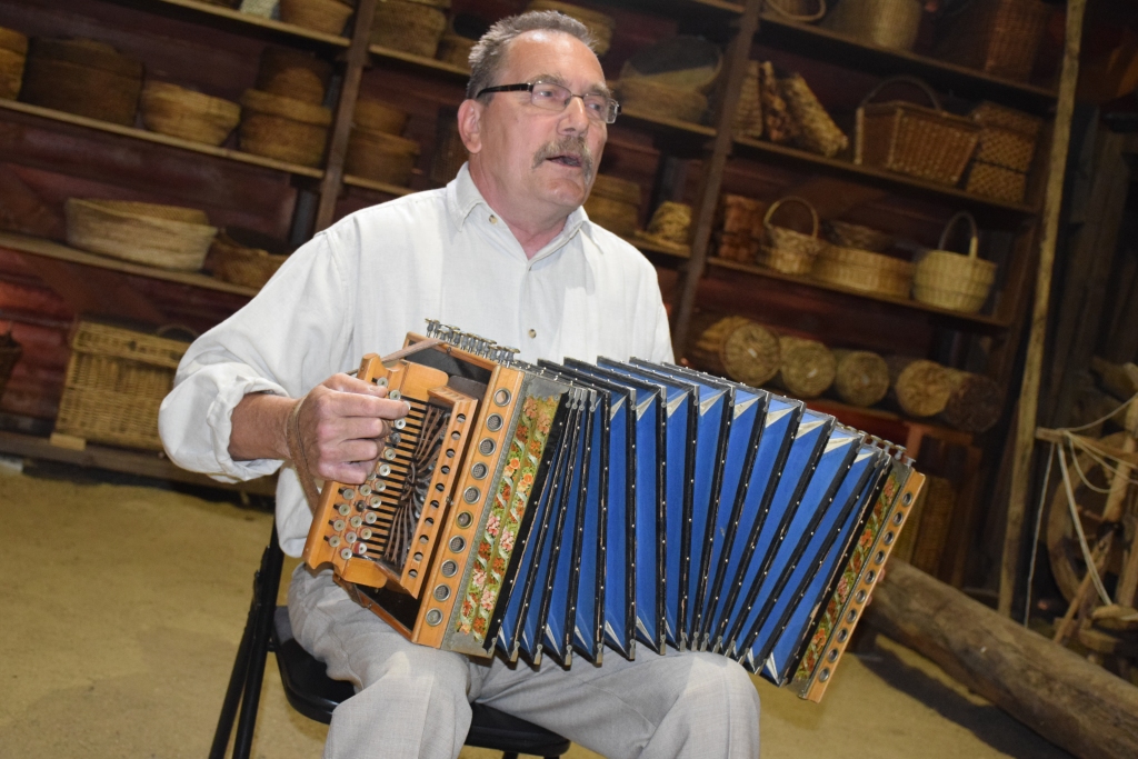 DAŽĀDU INSTRUMENTU SPĒLES ENTUZIASTS. Aivara Kataja-Paegļa rokās skan “ieviņa”. Sava prieka pēc viņš spēlē arī igauņu ermoņikas, hromku, Pēterburgas ermoņikas, bajānu, cītaru, vijoli, klavieres, sintezatoru, saksofonu, akordeonu.
Autors: Guna Mikasenoka