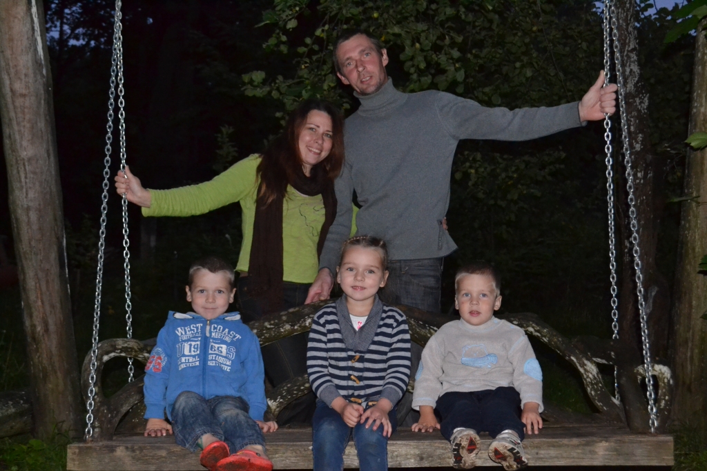 KUPLA SAIME. Grāvīšu ģimene — Anda, Andris un viņu trīs bērni — ar visu tiek galā paši un visur ierodas kopā.
Autors: Elita Brovacka