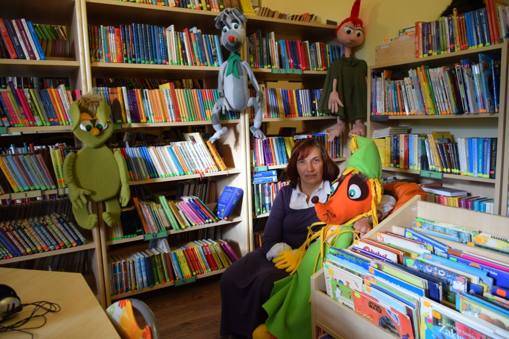 Bibliotekāre. Grāmatās rakstītais nav vienīgie stāsti bibliotēkā, kurus zina Sandra Trakina, tur tiek izčukstēti, uzticēti arī citi — bērnu piedzīvotais prieks un rūgtums.
Autors: Inga Patmalniece