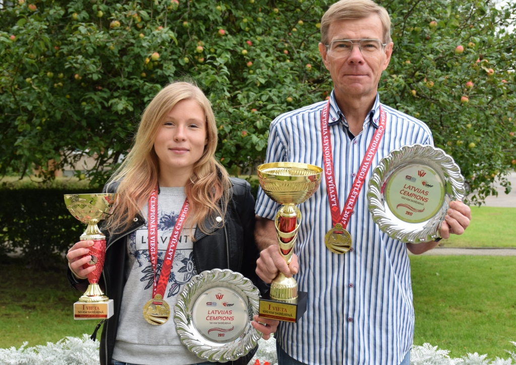 ČEMPIONI. “Ir patīkami kaut reizi dzīvē iegūt Latvijas čempiona titulu,” saka aizkraukliete Dzintra Skārda, Latvijas čempione 50 kilometru distancē. Līdzās  aizkrauklietis Normunds Laucis — Latvijas čempions 100 kilometru distancē.
Autors: Guna Mikasenoka