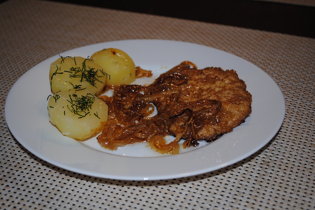 Profesionāli pavāri iesaka gaļas ēdienus bagātināt ar karamelizētiem sīpoliem. Sīpolu ripiņas apcep eļļā un pievieno tikai sinepes un medu.
Autors: Sarmīte Ozola