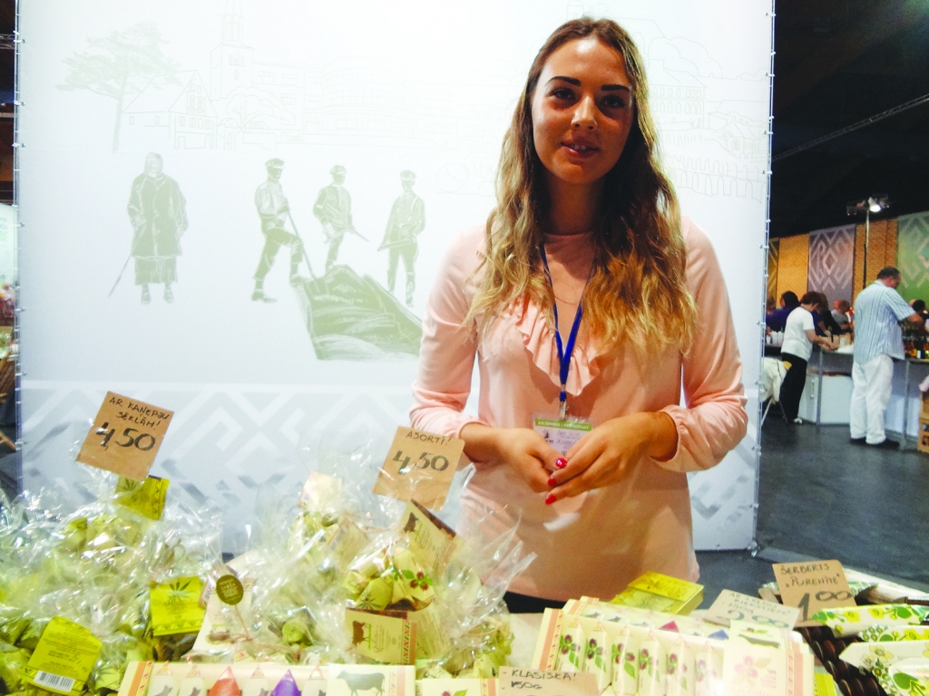 Vēl nezina. Skrīveru pārtikas kombināta pārdevēja Laine Šarkuna vēl nezina, ka pārdod “Riga Food” starptautiskā iesaiņojuma konkursa pirmās vietas ieguvējas.
Autors: Ināra Sudare