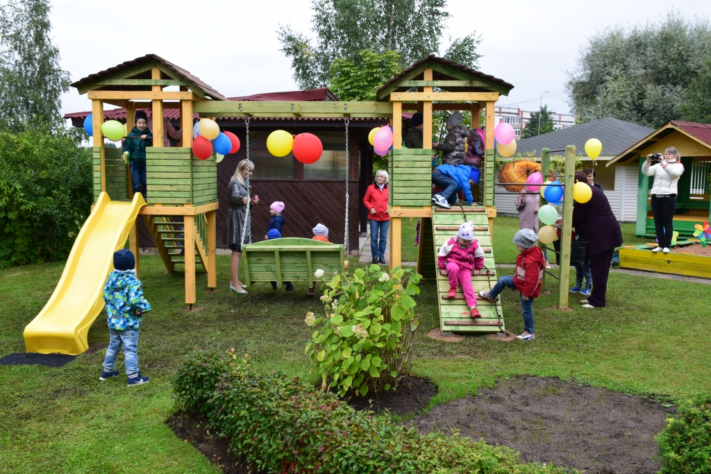 Atklāšanas svētki. Pirmsskolas izglītības iestādē “Auseklītis” labiekārtots spēļu laukums bērniem.