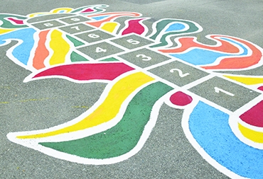 Klasītes. Šī rotaļa izdaiļota ar tādiem kā krāsainiem taureņu spārniem. Izlēkt klasītes māca Arina Kuročkina.