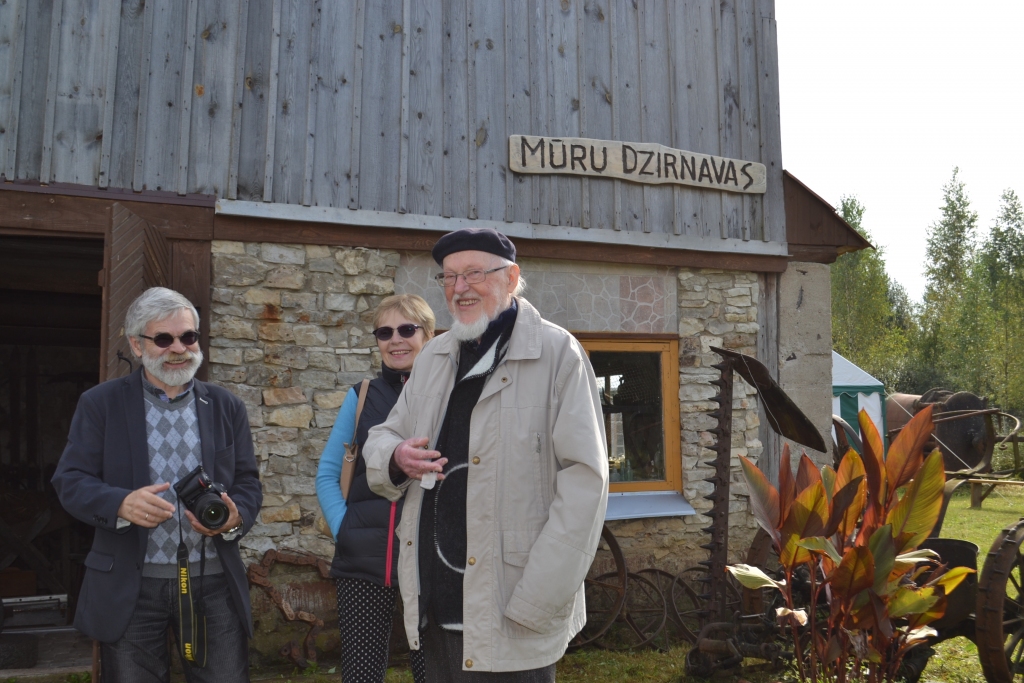 Knutu Skujenieku (no labās) dzimšanas dienā sveikt bija ieradies lietuviešu dzejnieks Vlads Brazjūns (no kreisās), kurš tulkojis Skujenieka dzejas izlasi, kas izdota Lietuvā. Vlads ir arī fotogrāfs un daudz fotografējis Knutu.