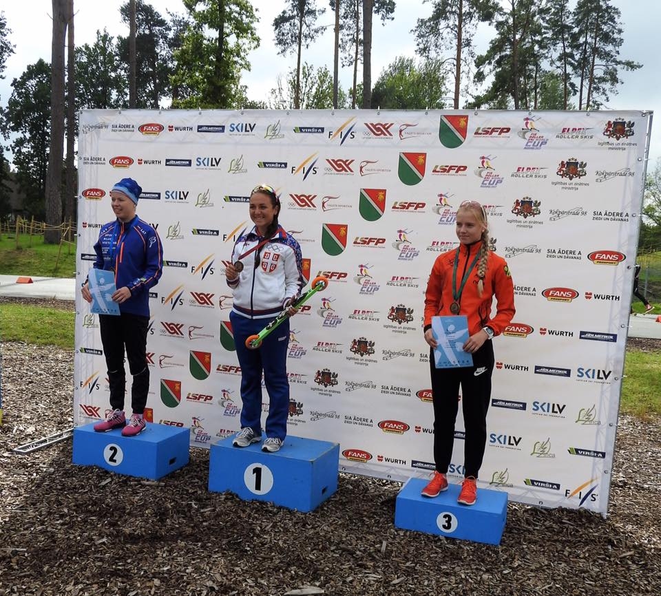 Anda Muižniece (no kreisās) FIS Latvijas čempionāta rollerslēpošanā noslēdzošajā 3. posmā izcīnīja otro vietu.
Autors: no A. Muižnieces albuma