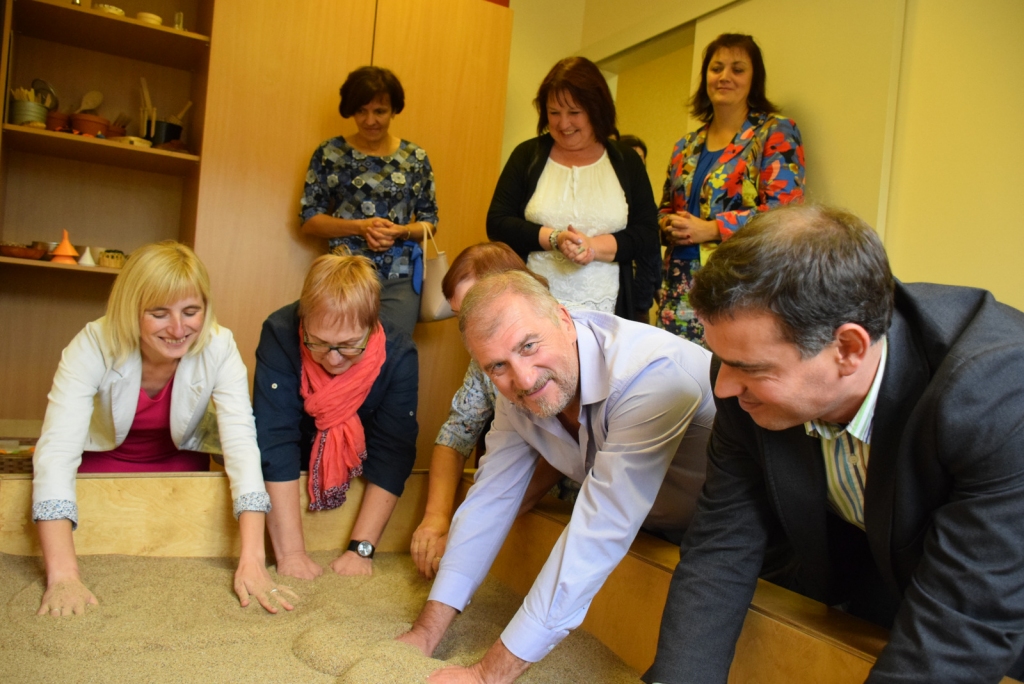 Silto smilšu kaste. Dabas vides estētikas kabineta atvēršanas svētkos
katrs varēja izbaudīt silto smilšu iedarbību.