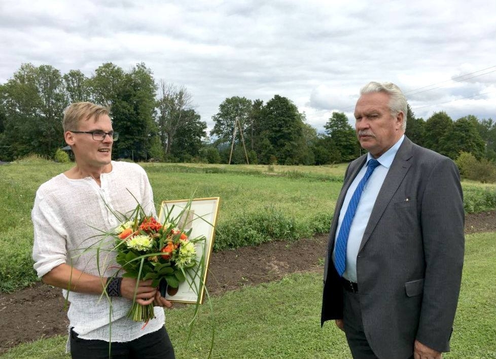Apbalvošana “Ragārēs”. Zemnieku saimniecības īpašnieks Jānis Vaivars un zemkopības ministrs Jānis Dūklavs.
Autors: no z/s “Ragāres”