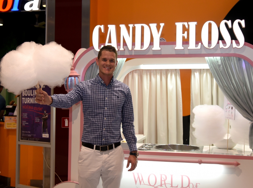 Artūrs Plūme stāsta, ka ar savu produktu vēlas radīt emocijas un atmiņas. Proti, bērniem tās būs emocijas, bet pieaugušajiem atmiņas no bērnības.
Autors: Zane Bitere (LETA)