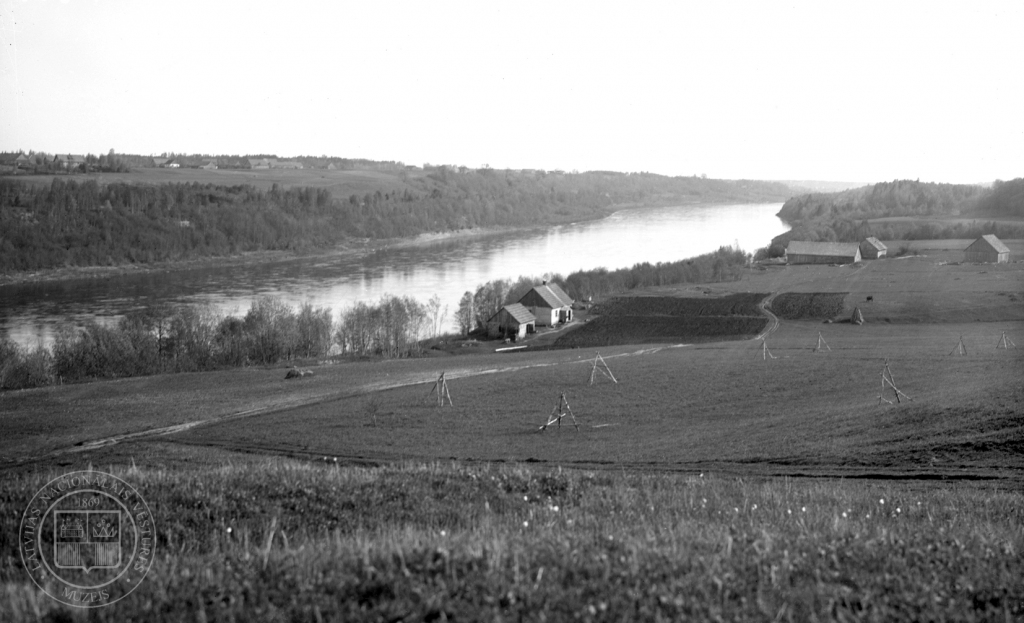 Skats uz Daugavas senleju no Lejas-Bitēnu kapulauka Rīgas apriņķa Aizkraukles pagastā 1931. gada
18. maijā.
Autors: Hugo Riekstiņš