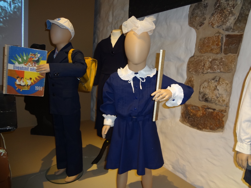 Nesenā pagātne. Skolēnu formastērpi.