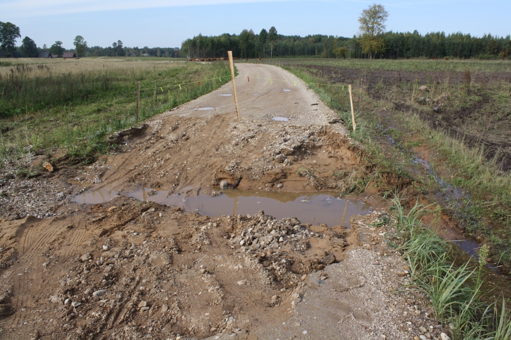 IZSKALOJUMS BLAKUS CAURTEKAI. Bebru pagastā ūdens pārrāva grants ceļu Tupiešēni—Kroglejas, kas šī gada pavasarī tika pārbūvēts par Eiropas Savienības finansējumu. Ūdens izskaloja vietu blakus caurtekai. Pašvaldībā informē, ka tur tiks ierīkota lielāka caurteka.
Autors: Agitas Grīnvaldes-Irukas foto