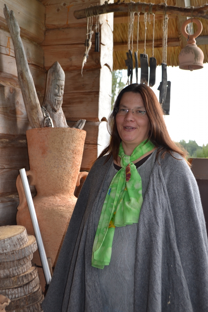 AR MIERA SAJŪTU. Kādreizējā rīdziniece Andra Simanova savā lauku vidē jūtas labi, un te ik stūrītis atgādina par saimnieces vājību — zālītēm un dabu.
Autors: Elita Brovacka