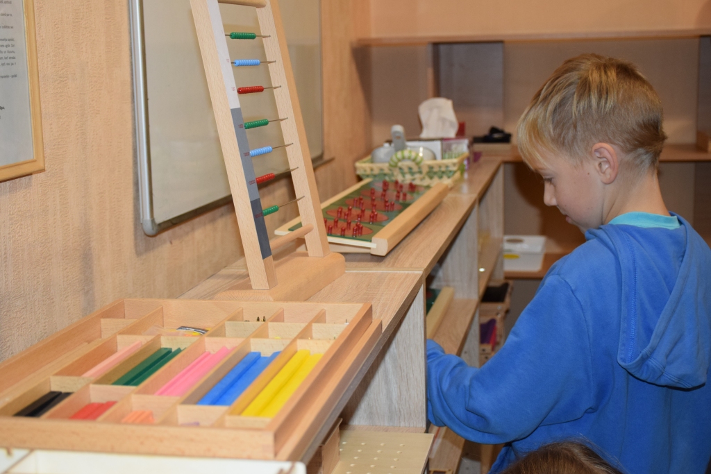 Bērni, kas bija atnākuši līdzi vecākiem uz kabineta atklāšanu, ātri atrada katrs savu nodarbi un klusi darbojās.
Autors: Guna Skaistkalne