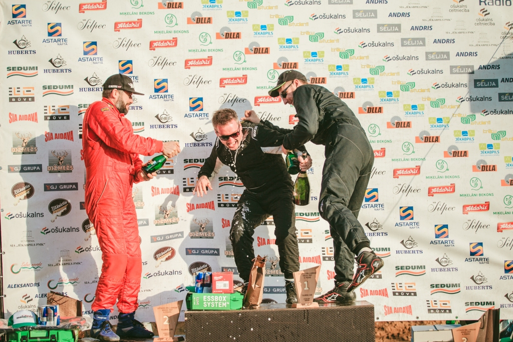 Tā jau kļuvusi par tradīciju, ka uzvarētājs apbalvošanā saņem kārtīgu šampanieša dušu no konkurentiem. Raivim Galviņam šosezon pamatīga šalts tiek jau trešo reizi.
Autors: Jevgenijs Karlsons