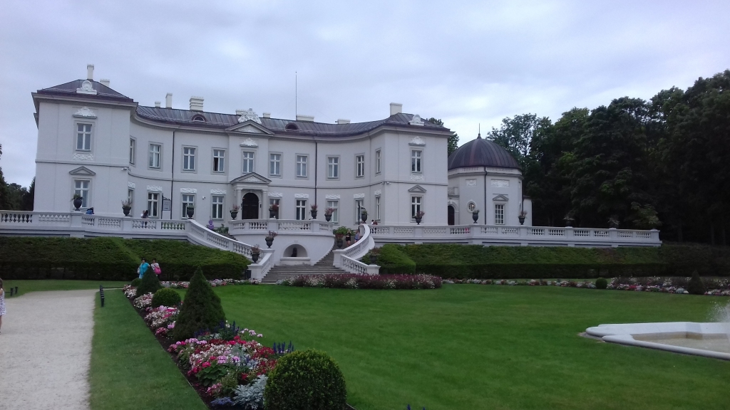 TiškeviČu dzimtas pilī Palangā ierīkots Dzintara muzejs, un to ieskauj plašs parks un botāniskais dārzs, kas tiek uzskatīts par skaistāko parku Lietuvā.