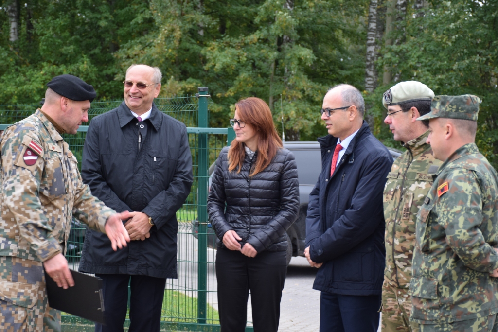 SAGAIDA ĀRVALSTU VIESUS. Zemessardzes 55. kājnieku bataljona komandieris Ingus Manfelds (no kreisās) un Aizkraukles novada domes priekšsēdētājs Leons Līdums Aizkrauklē sagaida Slovēnijas aizsardzības ministri Andreju Katiču,  Albānijas aizsardzības ministra vietnieku Petro Koči un citas militārās personas.
Autors: Guna Mikasenoka