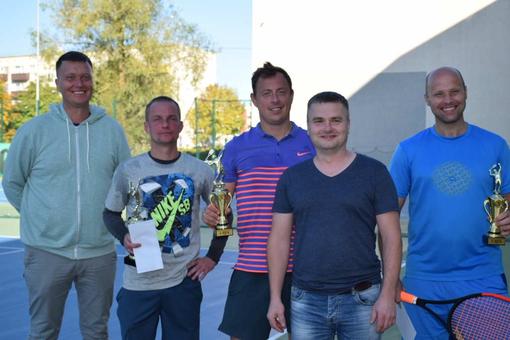 Aizkraukles tenisa turnīra ceturtās vietas ieguvējs Dainis Graudiņš (no kreisās), uzvarētājs Lauris Roze, otrās vietas ieguvējs Aivis Ščerbinskis, tenisa kluba vadītājs un sacensību galvenais tiesnesis Zemgus Vītoliņš un Valdis Padoms, kurš ierindojās trešajā vietā.
Autors: Guna Skaistkalne