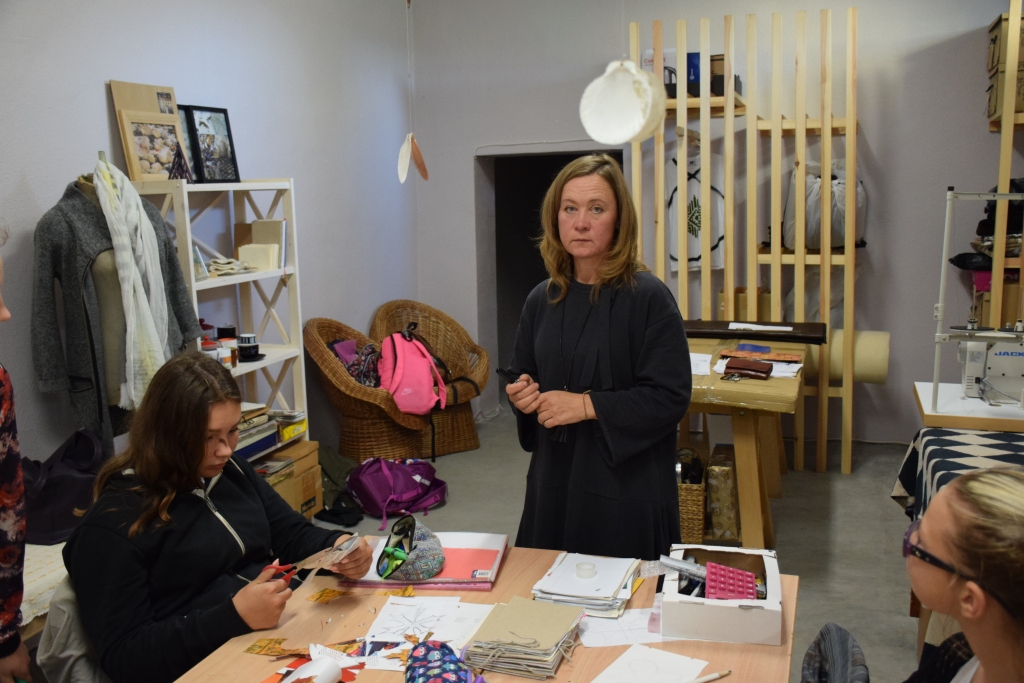 Nodarbība. Skolotāja Gita Tenisa nupat kā aicinājusi skolēnus atcerēties un izveidot savu rudens koka lapu, izmantojot no novecojušiem katalogiem izplēstas krāsainās lapas.
Autors: Inga Patmalniece