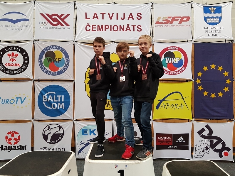 BRONZAS MEDAĻU IEGUVĒJI — Aleksandrs Lonskis (no kreisās), Renārs Dūniņš un Armands Griņevskis.
Autors: no kluba arhīva