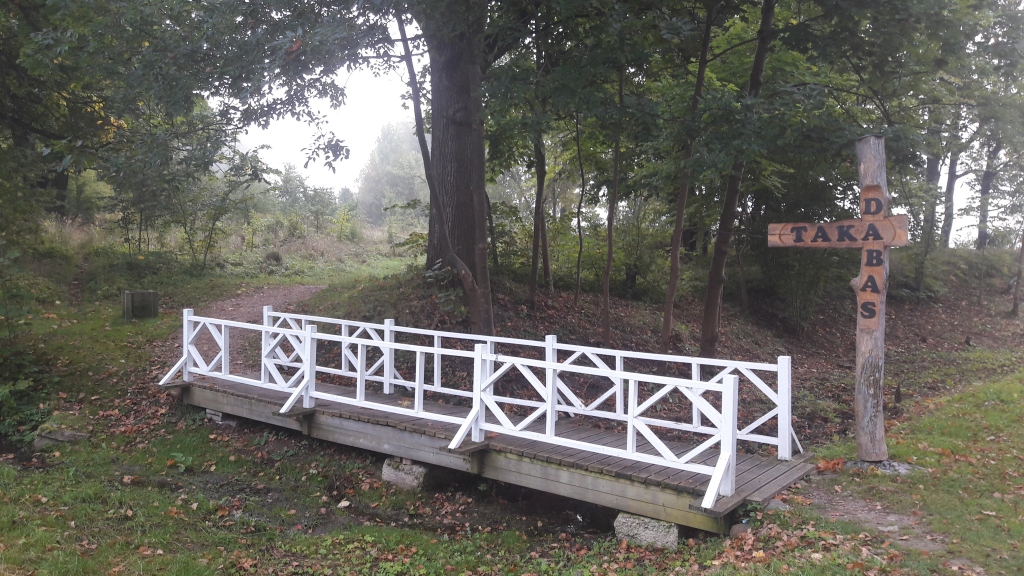 Pastaigas sākums. Šogad pie luterāņu baznīcas jaunu veidolu ieguvis tiltiņš, kas ir kā labi pamanāma norāde, kur sākt pastaigu.
Autors: no Kokneses novada domes