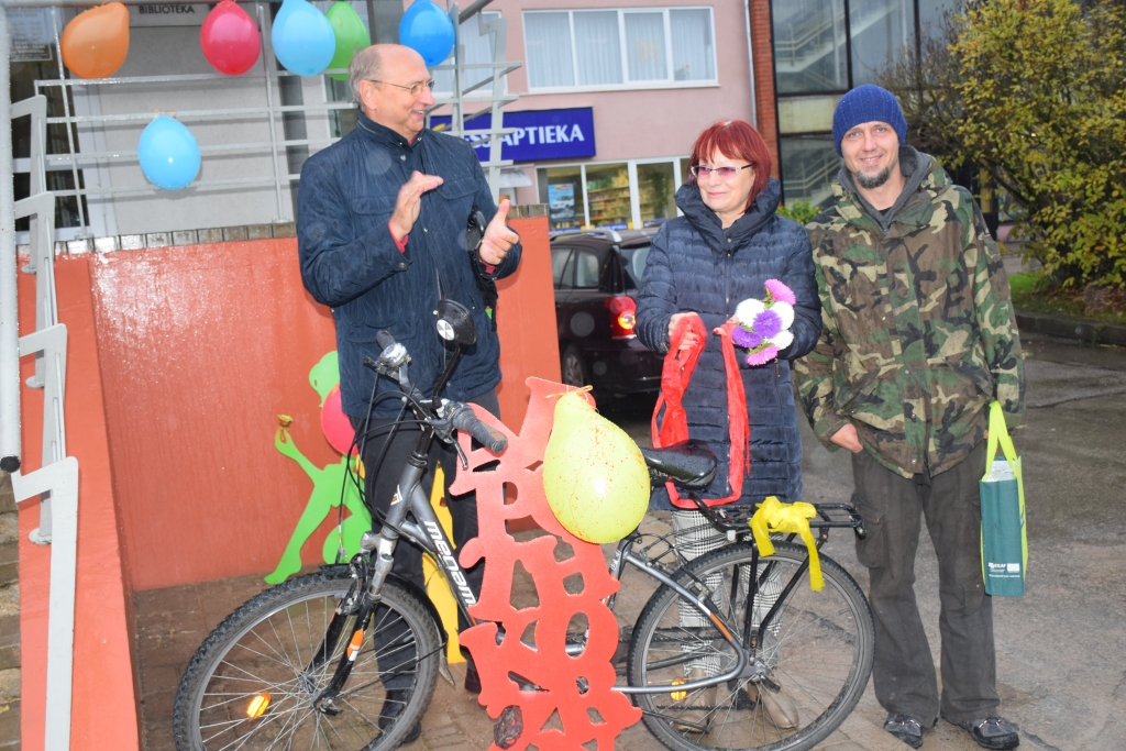 LAI KALPO ILGI! Velonovietni atklāj Aizkraukles novada domes priekšsēdētājs Leons Līdums (no kreisās), Aizkraukles Interešu izglītības centra izglītības metodiķe Silvija Brīgere un metālmākslinieks Ants Brimerbergs.
Autors: Guna Mikasenoka