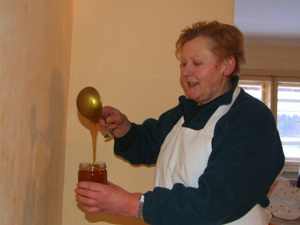 Joprojām garšo. Dace Nebēdniece saka, ka medus nav apnicis, un ik gadu daļu no ievāktā atliek sev.
Autors: Imants Kaziļuns