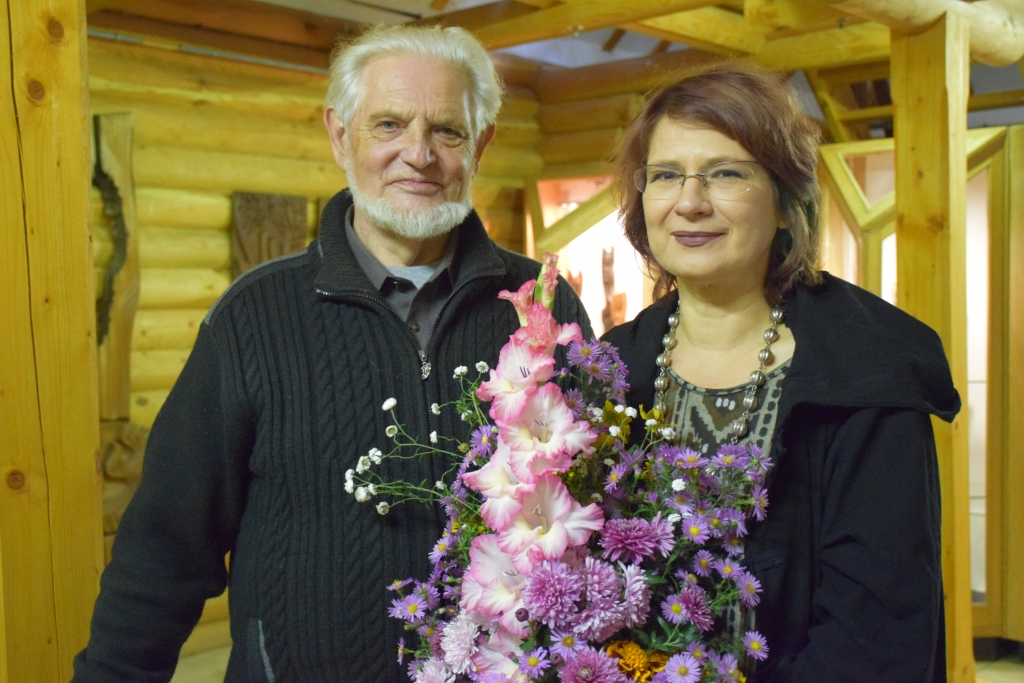 MŪSDIENĪGI! Aizkraukles māksliniece Ingūna Skuja ļoti atzinīgi vērtē koktēlnieka Andra Meldera darbus un izstādes atklāšanā viņam dāvina pašas audzētu ziedu buķeti.
Autors: Guna Mikasenoka