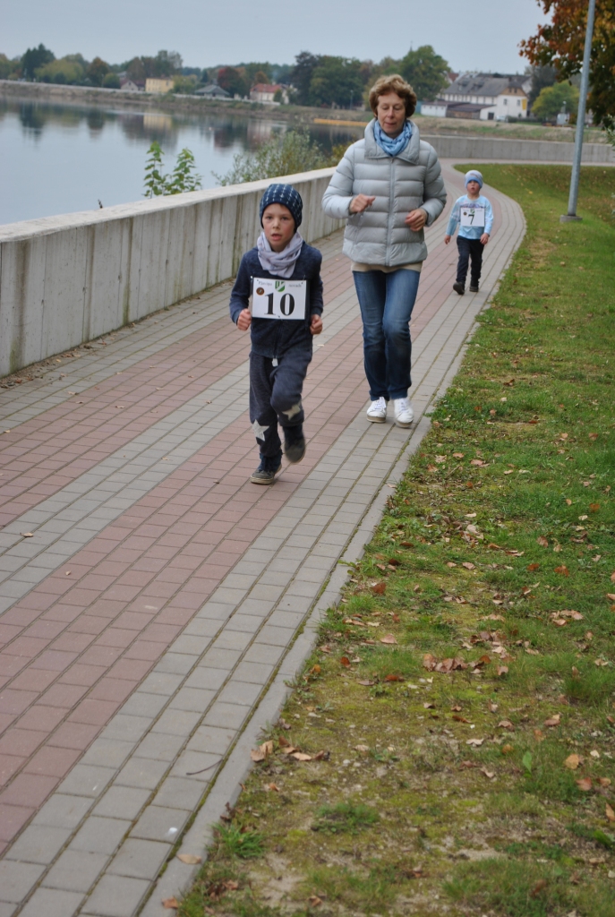 ATBALSTS IR SVARĪGS. Mazajiem sportistiem to sniedz trenere Ineta Kravale.
Autors: Sandra Pumpure