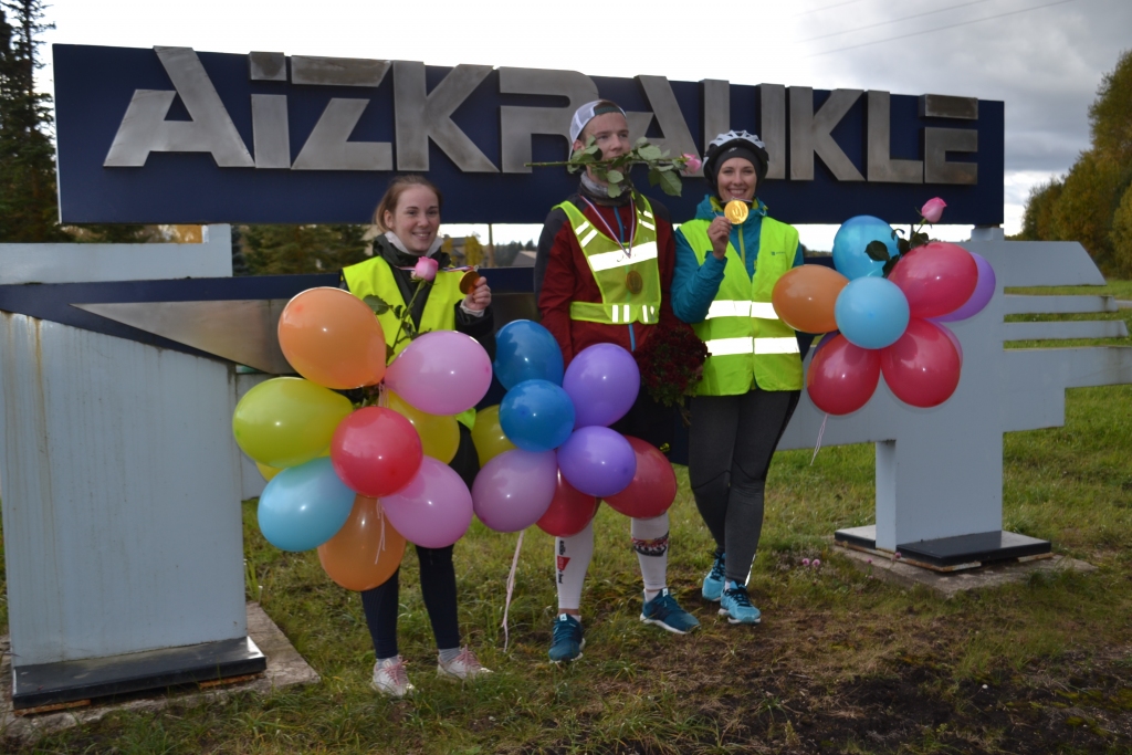92 kilometrus garo ceļu Agris Noviks mēroja gan skriešus, gan ejot, iekļaujoties plānotajā laikā un izpildot iecerēto. Ceļā pavadītas deviņas stundas 50 minūtes un 20 sekundes. Visu garo ceļu Agri pavadīja Agnese Goršanova (pa labi) un Sintija Sproģe (pa kreisi), kuras šo distanci mēroja, braucot ar velosipēdu.
Autors: Agita Grīnvalde-Iruka
