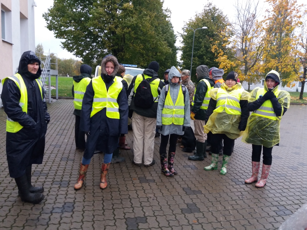 DODAS MEKLĒT. Lai gan svētdien lija, pie Aizkraukles pilsētas kultūras nama bija pulcējušies daudzi brīvprātīgie, lai dotos meklēt pazudušo Artūru Ķimeli.
Autors: Guna Mikasenoka