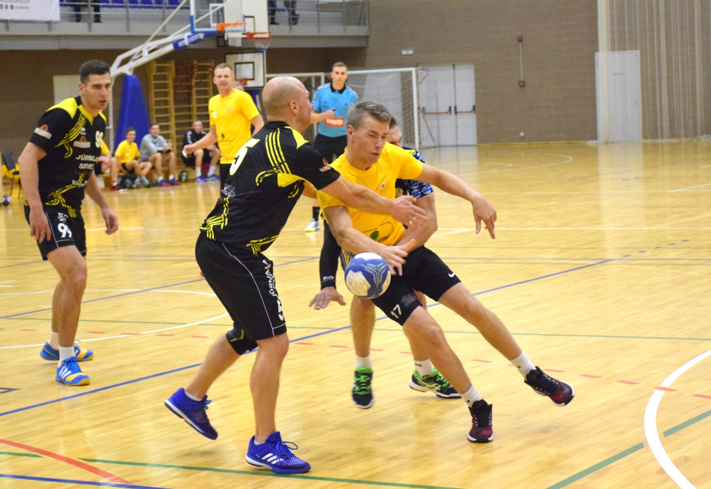 Pretinieku “apskāvienos”. Vienības “Skrīveri/Aizkraukle” spēlētājs Jānis Jasaitis tiek apturēts ceļā uz vārtiem.