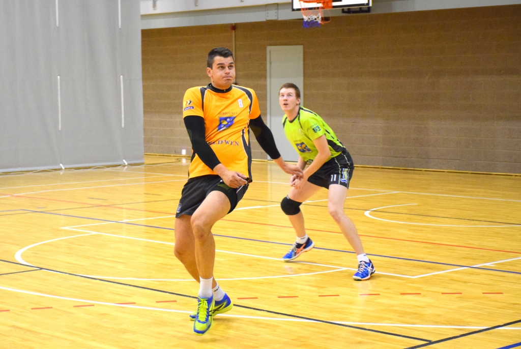 Jauna sezona — jauns amats! Vienības “VK Aizkraukle” spēlētājs Raimonds Dzenis (priekšplānā) kļuvis par komandas treneri.