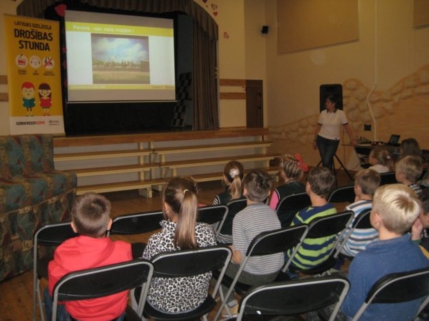 Drošības mācībstunda Skrīveros. “Latvijas dzelzceļa” pārstāvji skolās ir ļoti pieprasīti, viņu stāstījums pārdomāts, atraktīvs un profesionāls.
Autors: Vija Meroža